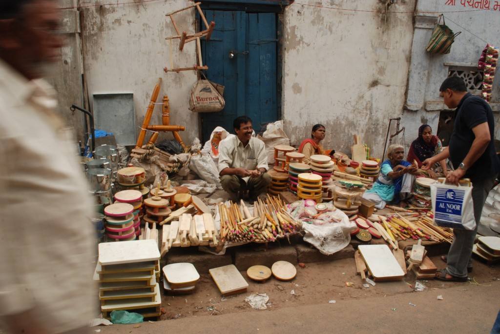 The Gujari Bazaar in session: traders' stalls and crowds in Ahmedabad